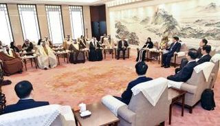 الدكتورة أمل القبيسي خلال لقائها بالمسؤولين الصينيين