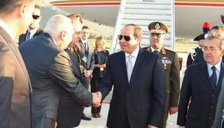 الرئيس المصري عبدالفتاح السيسي خلال وصوله إيطاليا