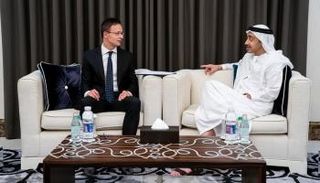 الشيخ عبدالله بن زايد آل نهيان وزير الخارجية والتعاون الدولي الإماراتي ونظيره المجري