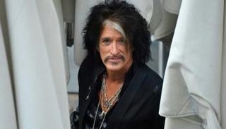  جو بيري عازف الغيتار في فرقة "آيروسميث"