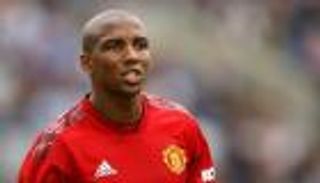 مانشستر يونايتد يبدأ مفاوضات تمديد عقد آشلي يونج