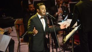 المطرب التونسي صابر الرباعي خلال الحفل