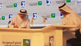 الدكتور سلطان الجابر وأمين الناصر يوقعان الاتفاقية