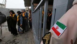 إيرانيون يتراصون عبر منفذ حدودي- أرشيفية