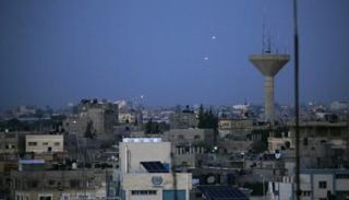 أعمدة الدخان تتصاعد جراء القصف الإسرائيلي- رويترز