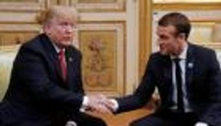 ماكرون وترامب.. المصافحة "المتوترة"