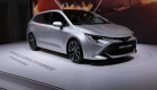 تويوتا تنشر الصورة التشويقية الأولى للنسخة السيدان من "كورولا"