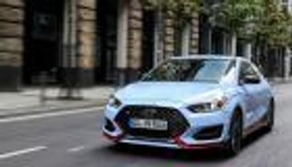هيونداي تضم موديلها Veloster للمنافسة في سباقات السيارات