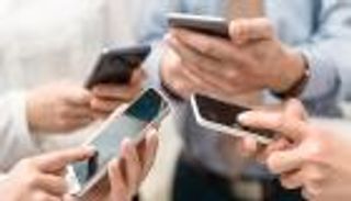 الهاتف الذكي.. أداة أساسية غيرت حياة كثيرين