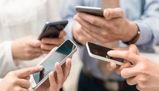 الهاتف الذكي بات عنصرا أساسيا في يوميات ملايين البشر 