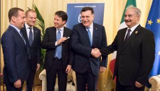 حفتر والسراج مع الحضور في اجتماع باليرمو