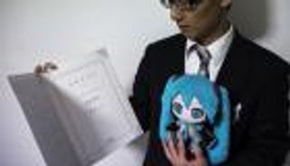 ياباني يتحدى والدته ويتزوج مجسم "هولوغرام" بعد سنوات من الحب