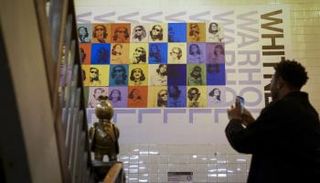 لوحات وراهول الأيقونية في معرض بنيويورك