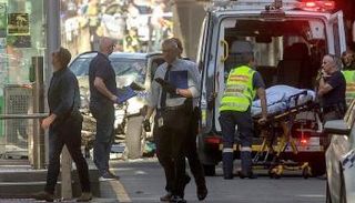 الشرطة الأسترالية ومسعفون ينقلون أحد المصابين من موقع الدهس- رويترز