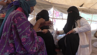 صورة أرشيفية للعيادات المتنقلة للهلال الأحمر الإماراتي في الحديدة