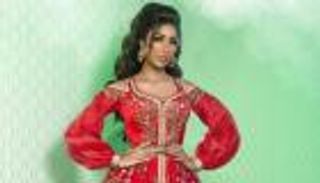 المطربة المغربية دنيا بطمة تتألق بـ"تكشيطة" من توقيع منى المنصوري