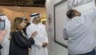 عبدالله بن زايد يطلع على جدارية بطل الأولمبياد الخاص
