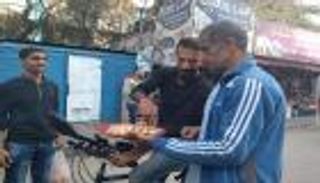 بالصور.. أهالي غزة يوزعون الحلوى احتفالا باستقالة ليبرمان