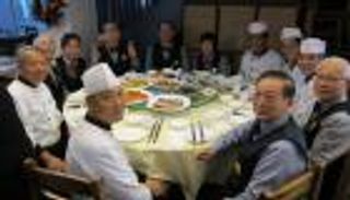 مطعم صيني يوظف كبار السن والمتقاعدين فقط