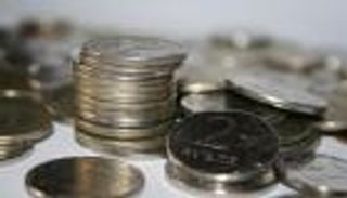 بالفيديو.. ثمن "آيفون XS" حوض استحمام مليء بالعملات المعدنية