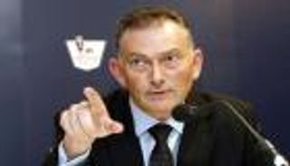 مكافأة ضخمة لرئيس رابطة البريمييرليج بعد انتهاء خدمته