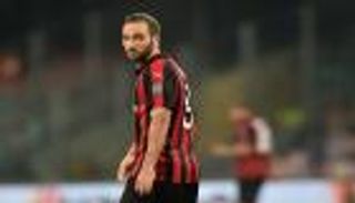 شقيق هيجوايين يرد بقوة على "أكاذيب" الرحيل عن ميلان