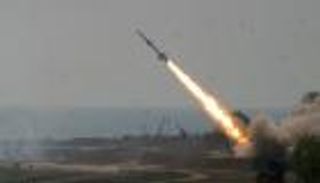 مليشيا الحوثي تستهدف  مناطق سكنية في الحديدة بصاروخ باليستي