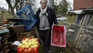 جالينا إياكوفليفا توزع مساعدات على كبار السن في سان بطرسبورج