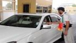 شرطة أبوظبي تستقبل العمانيين في المطار والمنافذ الحدودية بالورود