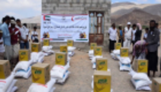 الهلال الأحمر الإماراتي يقدم مساعدات غذائية للساحل الغربي في اليمن