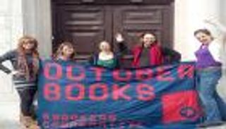 بالفيديو.. سلسلة بشرية لنقل مكتبة إلى مقرها الجديد