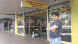 علي بجوار مطعمه