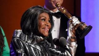 الممثلة الأمريكية سيسلي تايسن تتسلم جائزتها