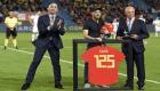 منتخب إسبانيا يكرم سيلفا قبل مواجهة البوسنة وديا