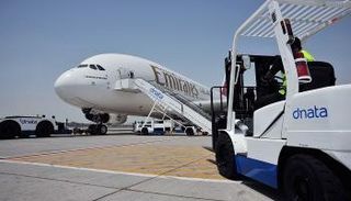 "دناتا" تقدم خدماتها في مطار لوس أنجلوس