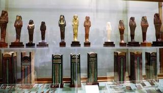 من الكنوز المعروضة