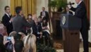 البيت الأبيض يعيد لمراسل "سي إن إن" بطاقة اعتماده بصورة نهائية