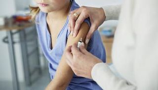  طلاب مدرسة ابتدائية إيطالية يأخذون التطعيم لحماية زميلتهم المريضة 