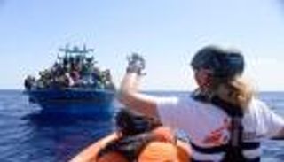 إيطاليا تتهم سفينة لإنقاذ المهاجرين بإلقاء نفايات سامة