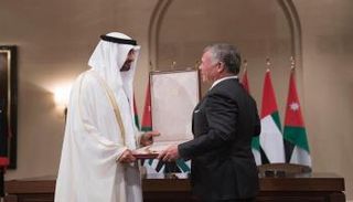 الشيخ محمد بن زايد آل نهيان يتسلم الوسام من العاهل الأردني