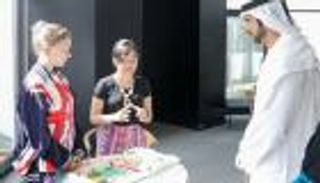  ولي عهد دبي يطلع على أفكار طلاب المدارس للمستقبل