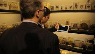 أحد الطلاب يجرب التقنية الجديدة 