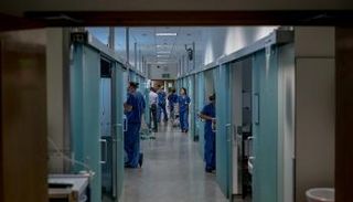 طبيبة تزور مؤهلاتها للعمل في بريطانيا