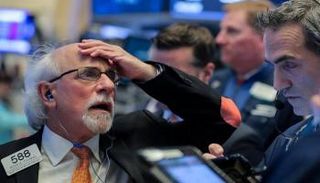 وول ستريت تفتح منخفضة