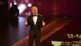 شريف منير يعزف على الدرامز في افتتاح مهرجان القاهرة السينمائي