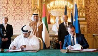 الشيخ عبدالله بن زايد آل نهيان وجان إيف لودريان يشهدان توقيع اتفاقيات