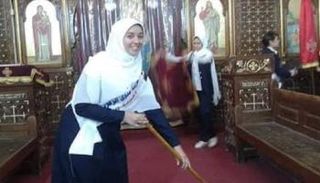 إحدى طالبات المدرسة تنظف الكنيسة 