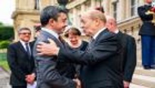 عبدالله بن زايد ووزير الخارجية الفرنسي يبحثان تعزيز التعاون