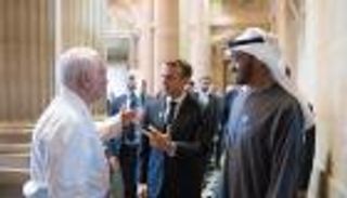 بالصور.. ماكرون ومحمد بن زايد "حفاوة عابرة للبروتوكول"