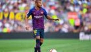 والد رافينيا يلمح إلى رحيل اللاعب عن برشلونة في يناير